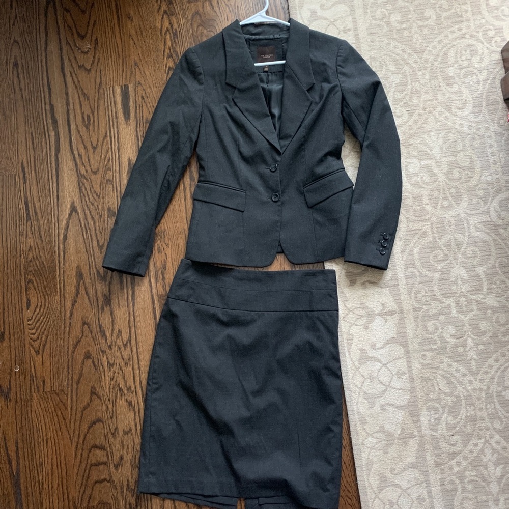 Ladies Suit - Jacket size 2, Skirt size 6